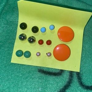 7 pairs of stud round earrings plastic and metal